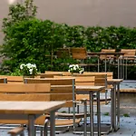 호텔 Hilton Garden
